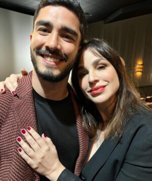 Larissa Bracher Instagram - Lançamento do filme “A Confissão”, último da trilogia sobre o crime que mobilizou o país, o caso Richtoffen. Fiz a Preparação de elenco dos 3!! Nesse último, tb, a coordenação de intimidade. Me comove muito estar com a equipe vendo o resultado na telona! Me emociona o jeito que especialmente, o elenco, vem falar comigo. Só Nós sabemos o que foi estruturado em sala de ensaio e que ficou nos personagens. Lembro de cada filmagem, cada respiração, cada gesto, cada “mais daquilo”, “menos disso”, “vai fundo”, “aposta no q está fazendo”, “mais energia aqui”, “mais jogado fora acolá”, “fica de mãos dadas comigo”, “vc vai conseguir”… !o trabalho da preparação é silencioso e invisível ao grande público. É um trabalho estruturante, ligado diretamente ao que se vê nas telas, à direção de atores, porém, suas linhas e manobras permanecem  impalpáveis e inaudíveis. O figurino se vê, a direção de arte se vê, o visagismo se vê. A preparação não.  somos uma função cada vez mais necessária. Obrigada a toda equipe maravilhosa desse filme!!! Obrigada em especial ao elenco. A cada um de vcs que veio me abraçar num dia tao importante! O filme está maravilhoso! Parabéns @santaritafilmes @mauricioeca @ilanacasoy @raphael_montes @dedourado @nicole.nativa @mbritobeauty @galeriadistribuidora @amazonprime meu agradecimento especial à minha amiga @lugalvao_beauty que me arrumou p essa noite,  e meu amor @paulinhomoska