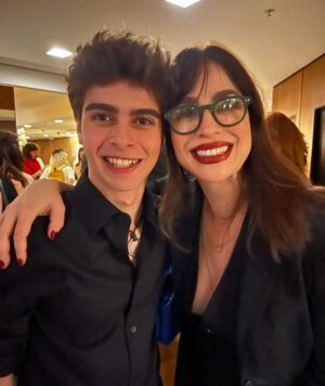 Larissa Bracher Instagram - Lançamento do filme “A Confissão”, último da trilogia sobre o crime que mobilizou o país, o caso Richtoffen. Fiz a Preparação de elenco dos 3!! Nesse último, tb, a coordenação de intimidade. Me comove muito estar com a equipe vendo o resultado na telona! Me emociona o jeito que especialmente, o elenco, vem falar comigo. Só Nós sabemos o que foi estruturado em sala de ensaio e que ficou nos personagens. Lembro de cada filmagem, cada respiração, cada gesto, cada “mais daquilo”, “menos disso”, “vai fundo”, “aposta no q está fazendo”, “mais energia aqui”, “mais jogado fora acolá”, “fica de mãos dadas comigo”, “vc vai conseguir”… !o trabalho da preparação é silencioso e invisível ao grande público. É um trabalho estruturante, ligado diretamente ao que se vê nas telas, à direção de atores, porém, suas linhas e manobras permanecem  impalpáveis e inaudíveis. O figurino se vê, a direção de arte se vê, o visagismo se vê. A preparação não.  somos uma função cada vez mais necessária. Obrigada a toda equipe maravilhosa desse filme!!! Obrigada em especial ao elenco. A cada um de vcs que veio me abraçar num dia tao importante! O filme está maravilhoso! Parabéns @santaritafilmes @mauricioeca @ilanacasoy @raphael_montes @dedourado @nicole.nativa @mbritobeauty @galeriadistribuidora @amazonprime meu agradecimento especial à minha amiga @lugalvao_beauty que me arrumou p essa noite,  e meu amor @paulinhomoska