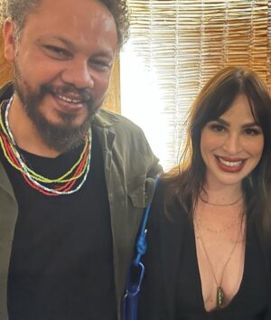 Larissa Bracher Instagram - Lançamento do filme “A Confissão”, último da trilogia sobre o crime que mobilizou o país, o caso Richtoffen. Fiz a Preparação de elenco dos 3!! Nesse último, tb, a coordenação de intimidade. Me comove muito estar com a equipe vendo o resultado na telona! Me emociona o jeito que especialmente, o elenco, vem falar comigo. Só Nós sabemos o que foi estruturado em sala de ensaio e que ficou nos personagens. Lembro de cada filmagem, cada respiração, cada gesto, cada “mais daquilo”, “menos disso”, “vai fundo”, “aposta no q está fazendo”, “mais energia aqui”, “mais jogado fora acolá”, “fica de mãos dadas comigo”, “vc vai conseguir”… !o trabalho da preparação é silencioso e invisível ao grande público. É um trabalho estruturante, ligado diretamente ao que se vê nas telas, à direção de atores, porém, suas linhas e manobras permanecem  impalpáveis e inaudíveis. O figurino se vê, a direção de arte se vê, o visagismo se vê. A preparação não.  somos uma função cada vez mais necessária. Obrigada a toda equipe maravilhosa desse filme!!! Obrigada em especial ao elenco. A cada um de vcs que veio me abraçar num dia tao importante! O filme está maravilhoso! Parabéns @santaritafilmes @mauricioeca @ilanacasoy @raphael_montes @dedourado @nicole.nativa @mbritobeauty @galeriadistribuidora @amazonprime meu agradecimento especial à minha amiga @lugalvao_beauty que me arrumou p essa noite,  e meu amor @paulinhomoska