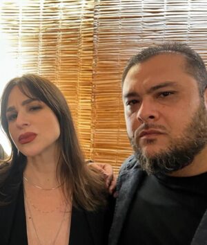 Larissa Bracher Instagram - Lançamento do filme “A Confissão”, último da trilogia sobre o crime que mobilizou o país, o caso Richtoffen. Fiz a Preparação de elenco dos 3!! Nesse último, tb, a coordenação de intimidade. Me comove muito estar com a equipe vendo o resultado na telona! Me emociona o jeito que especialmente, o elenco, vem falar comigo. Só Nós sabemos o que foi estruturado em sala de ensaio e que ficou nos personagens. Lembro de cada filmagem, cada respiração, cada gesto, cada “mais daquilo”, “menos disso”, “vai fundo”, “aposta no q está fazendo”, “mais energia aqui”, “mais jogado fora acolá”, “fica de mãos dadas comigo”, “vc vai conseguir”… !o trabalho da preparação é silencioso e invisível ao grande público. É um trabalho estruturante, ligado diretamente ao que se vê nas telas, à direção de atores, porém, suas linhas e manobras permanecem  impalpáveis e inaudíveis. O figurino se vê, a direção de arte se vê, o visagismo se vê. A preparação não.  somos uma função cada vez mais necessária. Obrigada a toda equipe maravilhosa desse filme!!! Obrigada em especial ao elenco. A cada um de vcs que veio me abraçar num dia tao importante! O filme está maravilhoso! Parabéns @santaritafilmes @mauricioeca @ilanacasoy @raphael_montes @dedourado @nicole.nativa @mbritobeauty @galeriadistribuidora @amazonprime meu agradecimento especial à minha amiga @lugalvao_beauty que me arrumou p essa noite,  e meu amor @paulinhomoska