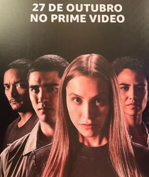 Larissa Bracher Instagram - Lançamento do filme “A Confissão”, último da trilogia sobre o crime que mobilizou o país, o caso Richtoffen. Fiz a Preparação de elenco dos 3!! Nesse último, tb, a coordenação de intimidade. Me comove muito estar com a equipe vendo o resultado na telona! Me emociona o jeito que especialmente, o elenco, vem falar comigo. Só Nós sabemos o que foi estruturado em sala de ensaio e que ficou nos personagens. Lembro de cada filmagem, cada respiração, cada gesto, cada “mais daquilo”, “menos disso”, “vai fundo”, “aposta no q está fazendo”, “mais energia aqui”, “mais jogado fora acolá”, “fica de mãos dadas comigo”, “vc vai conseguir”… !o trabalho da preparação é silencioso e invisível ao grande público. É um trabalho estruturante, ligado diretamente ao que se vê nas telas, à direção de atores, porém, suas linhas e manobras permanecem  impalpáveis e inaudíveis. O figurino se vê, a direção de arte se vê, o visagismo se vê. A preparação não.  somos uma função cada vez mais necessária. Obrigada a toda equipe maravilhosa desse filme!!! Obrigada em especial ao elenco. A cada um de vcs que veio me abraçar num dia tao importante! O filme está maravilhoso! Parabéns @santaritafilmes @mauricioeca @ilanacasoy @raphael_montes @dedourado @nicole.nativa @mbritobeauty @galeriadistribuidora @amazonprime meu agradecimento especial à minha amiga @lugalvao_beauty que me arrumou p essa noite,  e meu amor @paulinhomoska