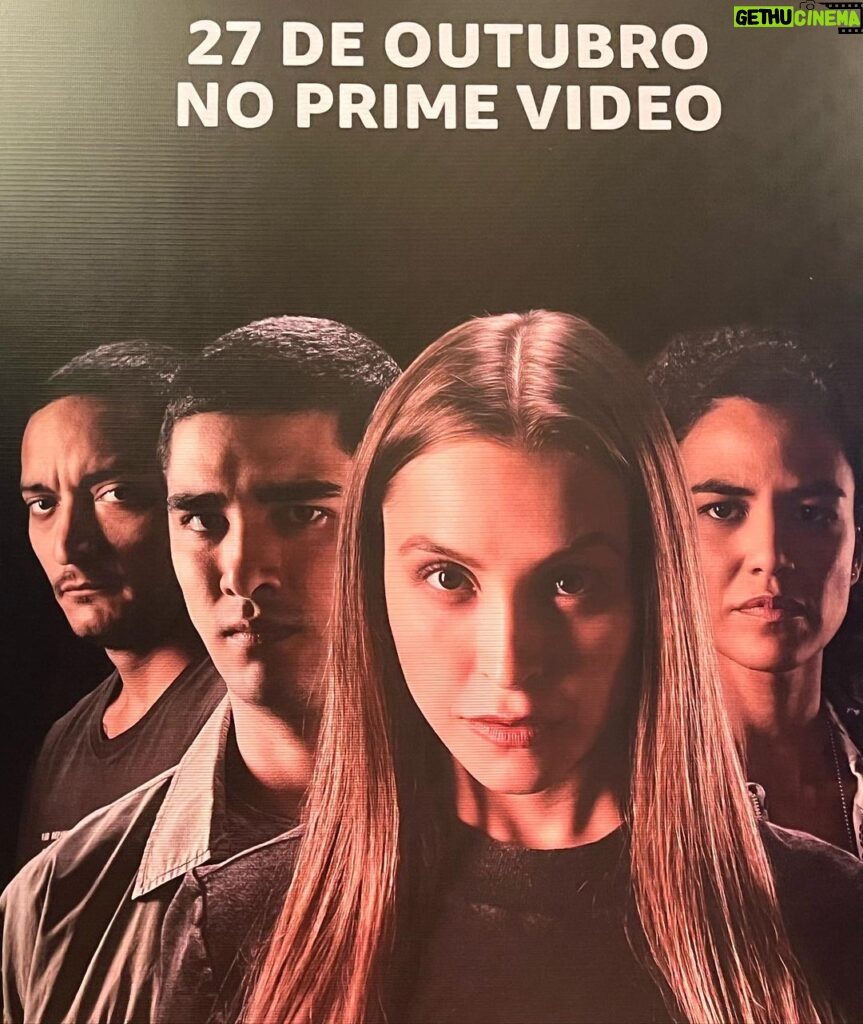 Larissa Bracher Instagram - Lançamento do filme “A Confissão”, último da trilogia sobre o crime que mobilizou o país, o caso Richtoffen. Fiz a Preparação de elenco dos 3!! Nesse último, tb, a coordenação de intimidade. Me comove muito estar com a equipe vendo o resultado na telona! Me emociona o jeito que especialmente, o elenco, vem falar comigo. Só Nós sabemos o que foi estruturado em sala de ensaio e que ficou nos personagens. Lembro de cada filmagem, cada respiração, cada gesto, cada “mais daquilo”, “menos disso”, “vai fundo”, “aposta no q está fazendo”, “mais energia aqui”, “mais jogado fora acolá”, “fica de mãos dadas comigo”, “vc vai conseguir”… !o trabalho da preparação é silencioso e invisível ao grande público. É um trabalho estruturante, ligado diretamente ao que se vê nas telas, à direção de atores, porém, suas linhas e manobras permanecem impalpáveis e inaudíveis. O figurino se vê, a direção de arte se vê, o visagismo se vê. A preparação não. somos uma função cada vez mais necessária. Obrigada a toda equipe maravilhosa desse filme!!! Obrigada em especial ao elenco. A cada um de vcs que veio me abraçar num dia tao importante! O filme está maravilhoso! Parabéns @santaritafilmes @mauricioeca @ilanacasoy @raphael_montes @dedourado @nicole.nativa @mbritobeauty @galeriadistribuidora @amazonprime meu agradecimento especial à minha amiga @lugalvao_beauty que me arrumou p essa noite, e meu amor @paulinhomoska