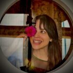 Larissa Bracher Instagram – Existe amor, flor e concreto em SP. Labirinto místico do meu coração! #sp @paulinhomoska #copan