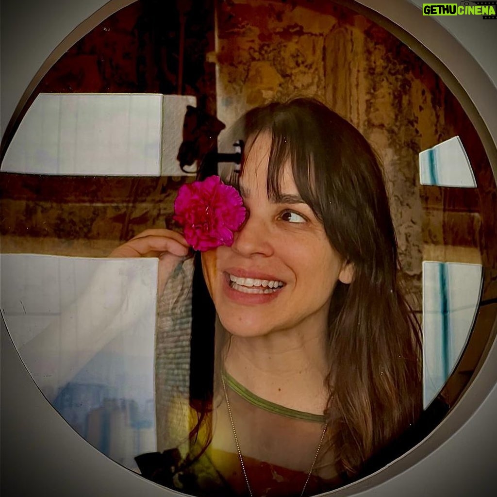 Larissa Bracher Instagram - Existe amor, flor e concreto em SP. Labirinto místico do meu coração! #sp @paulinhomoska #copan