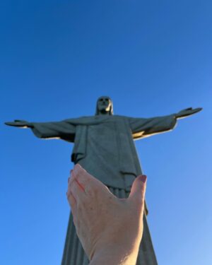 Larissa Bracher Instagram - Hoje é meu aniversário e só tenho a agradecer à vida! Agradeço minha origem, minhas amizades, minhas profissões, meus estudos, parcerias, família, escolhas. Agradeço diariamente porque apesar de alguns desafios,  me sinto abençoada, bem quista, bem vinda. Sou feliz, muito feliz! Obrigada pelas mensagens de carinho e amor..que venha a bonança pra todos nós! #aniversario