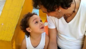 Larissa Bracher Instagram - Teria tanto pra escrever, tentando traduzir nosso encontro raro, mágico e potente, que deixo a tarefa com Valentim bebê. Esse é nosso slogan até hoje, minha paixão, meu parceiro, minha escuta e escolha, meu abraço, meu encaixe: “você é o meu amor”! (Ps: post atrasado de aniversário é minha cara..rs) te amo @paulinhomoska  #amor