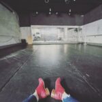 Larissa Bracher Instagram - Eu, numa sala de ensaio aguardando os atores. Criação, expectativa e amor. #preparacaodelenco #coachdeatores #cinema