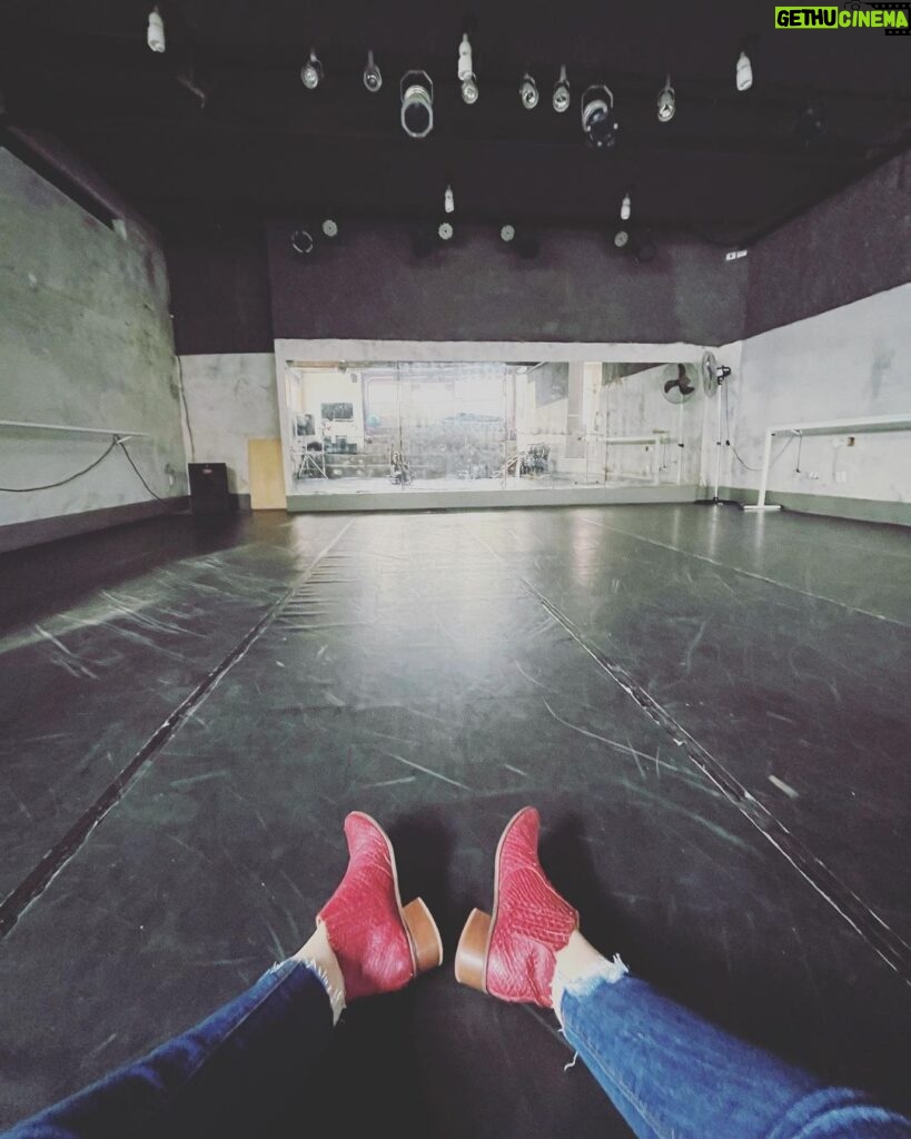 Larissa Bracher Instagram - Eu, numa sala de ensaio aguardando os atores. Criação, expectativa e amor. #preparacaodelenco #coachdeatores #cinema