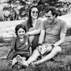 Larissa Bracher Instagram - Sou louca pelo @paulinhomoska e todo dia, pra gente, é dia dos enamorados há 15 anos. Meu parceiro nas artes, na administração da casa, da vida. Somos um casal que só melhora com o tempo. Dupla sem esforço, apaixonada, unida e cúmplice. Te escolheria mil vezes, meu amor. Obrigada ela dedicação, pela responsa, por vc ser exatamente como é!  Vc é meu pote de ouro nessa vida e ter uma família com vc, é minha sorte! 👉♾️❤️ #diadosnamorados