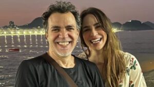 Larissa Bracher Instagram - Teria tanto pra escrever, tentando traduzir nosso encontro raro, mágico e potente, que deixo a tarefa com Valentim bebê. Esse é nosso slogan até hoje, minha paixão, meu parceiro, minha escuta e escolha, meu abraço, meu encaixe: “você é o meu amor”! (Ps: post atrasado de aniversário é minha cara..rs) te amo @paulinhomoska  #amor
