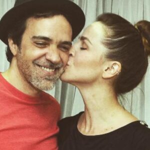 Larissa Bracher Instagram - Sou louca pelo @paulinhomoska e todo dia, pra gente, é dia dos enamorados há 15 anos. Meu parceiro nas artes, na administração da casa, da vida. Somos um casal que só melhora com o tempo. Dupla sem esforço, apaixonada, unida e cúmplice. Te escolheria mil vezes, meu amor. Obrigada ela dedicação, pela responsa, por vc ser exatamente como é!  Vc é meu pote de ouro nessa vida e ter uma família com vc, é minha sorte! 👉♾️❤️ #diadosnamorados
