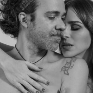 Larissa Bracher Instagram - Sou louca pelo @paulinhomoska e todo dia, pra gente, é dia dos enamorados há 15 anos. Meu parceiro nas artes, na administração da casa, da vida. Somos um casal que só melhora com o tempo. Dupla sem esforço, apaixonada, unida e cúmplice. Te escolheria mil vezes, meu amor. Obrigada ela dedicação, pela responsa, por vc ser exatamente como é!  Vc é meu pote de ouro nessa vida e ter uma família com vc, é minha sorte! 👉♾️❤️ #diadosnamorados