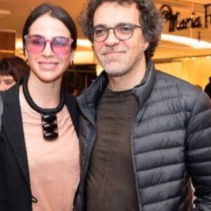 Larissa Bracher Instagram - Sou louca pelo @paulinhomoska e todo dia, pra gente, é dia dos enamorados há 15 anos. Meu parceiro nas artes, na administração da casa, da vida. Somos um casal que só melhora com o tempo. Dupla sem esforço, apaixonada, unida e cúmplice. Te escolheria mil vezes, meu amor. Obrigada ela dedicação, pela responsa, por vc ser exatamente como é!  Vc é meu pote de ouro nessa vida e ter uma família com vc, é minha sorte! 👉♾️❤️ #diadosnamorados