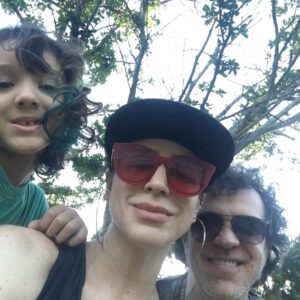 Larissa Bracher Instagram - Sou louca pelo @paulinhomoska e todo dia, pra gente, é dia dos enamorados há 15 anos. Meu parceiro nas artes, na administração da casa, da vida. Somos um casal que só melhora com o tempo. Dupla sem esforço, apaixonada, unida e cúmplice. Te escolheria mil vezes, meu amor. Obrigada ela dedicação, pela responsa, por vc ser exatamente como é!  Vc é meu pote de ouro nessa vida e ter uma família com vc, é minha sorte! 👉♾️❤️ #diadosnamorados