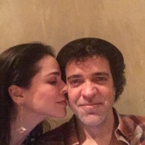 Larissa Bracher Instagram - Sou louca pelo @paulinhomoska e todo dia, pra gente, é dia dos enamorados há 15 anos. Meu parceiro nas artes, na administração da casa, da vida. Somos um casal que só melhora com o tempo. Dupla sem esforço, apaixonada, unida e cúmplice. Te escolheria mil vezes, meu amor. Obrigada ela dedicação, pela responsa, por vc ser exatamente como é!  Vc é meu pote de ouro nessa vida e ter uma família com vc, é minha sorte! 👉♾️❤️ #diadosnamorados