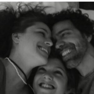 Larissa Bracher Instagram - Sou louca pelo @paulinhomoska e todo dia, pra gente, é dia dos enamorados há 15 anos. Meu parceiro nas artes, na administração da casa, da vida. Somos um casal que só melhora com o tempo. Dupla sem esforço, apaixonada, unida e cúmplice. Te escolheria mil vezes, meu amor. Obrigada ela dedicação, pela responsa, por vc ser exatamente como é!  Vc é meu pote de ouro nessa vida e ter uma família com vc, é minha sorte! 👉♾️❤️ #diadosnamorados