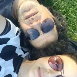 Larissa Bracher Instagram - Sou louca pelo @paulinhomoska e todo dia, pra gente, é dia dos enamorados há 15 anos. Meu parceiro nas artes, na administração da casa, da vida. Somos um casal que só melhora com o tempo. Dupla sem esforço, apaixonada, unida e cúmplice. Te escolheria mil vezes, meu amor. Obrigada ela dedicação, pela responsa, por vc ser exatamente como é!  Vc é meu pote de ouro nessa vida e ter uma família com vc, é minha sorte! 👉♾️❤️ #diadosnamorados
