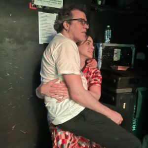 Larissa Bracher Instagram - Flagra do amigo-irmão @andre_abujamra nos bastidores do show de aniversário do outro amigo-irmão @oficialchicocesar ! Eu e meu amigo-paixão @paulinhomoska 🥰