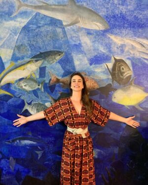 Larissa Bracher Instagram - Essa semana tive a alegria de atuar em uma série nova da @starplusbr . Meus trabalhos me levam a encontrar novos e antigos amigos, e a visitar e revisitar lugares incríveis. Tivemos gravações em Itacoatiara, lugar onde passei muitos verões e alegrias, na casa de uma amiga dos meus pais. Pra minha surpresa, onde era a base da produção?! Ali mesmo, naquele lugar onde achei nunca mais entrar, depois da morte dessa amiga. E de repente, lá estava eu, fazendo o que amo, com pessoas incríveis, em frente ao painel de peixes do artista Bianco.  A vida é mesmo cheia de sincronias…obrigada à querida @vanveiga, pelo convite, a @gubonafe pela direção e alegria e @antonio.irivan pela condução harmoniosa da produção. #atriz #serie #audiovisual #starplusbr