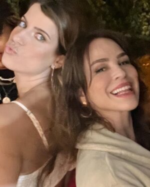 Larissa Bracher Instagram - Essa semana tive a alegria de atuar em uma série nova da @starplusbr . Meus trabalhos me levam a encontrar novos e antigos amigos, e a visitar e revisitar lugares incríveis. Tivemos gravações em Itacoatiara, lugar onde passei muitos verões e alegrias, na casa de uma amiga dos meus pais. Pra minha surpresa, onde era a base da produção?! Ali mesmo, naquele lugar onde achei nunca mais entrar, depois da morte dessa amiga. E de repente, lá estava eu, fazendo o que amo, com pessoas incríveis, em frente ao painel de peixes do artista Bianco.  A vida é mesmo cheia de sincronias…obrigada à querida @vanveiga, pelo convite, a @gubonafe pela direção e alegria e @antonio.irivan pela condução harmoniosa da produção. #atriz #serie #audiovisual #starplusbr