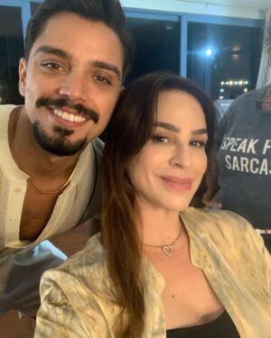 Larissa Bracher Instagram - Essa semana tive a alegria de atuar em uma série nova da @starplusbr . Meus trabalhos me levam a encontrar novos e antigos amigos, e a visitar e revisitar lugares incríveis. Tivemos gravações em Itacoatiara, lugar onde passei muitos verões e alegrias, na casa de uma amiga dos meus pais. Pra minha surpresa, onde era a base da produção?! Ali mesmo, naquele lugar onde achei nunca mais entrar, depois da morte dessa amiga. E de repente, lá estava eu, fazendo o que amo, com pessoas incríveis, em frente ao painel de peixes do artista Bianco.  A vida é mesmo cheia de sincronias…obrigada à querida @vanveiga, pelo convite, a @gubonafe pela direção e alegria e @antonio.irivan pela condução harmoniosa da produção. #atriz #serie #audiovisual #starplusbr