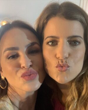 Larissa Bracher Instagram - Essa semana tive a alegria de atuar em uma série nova da @starplusbr . Meus trabalhos me levam a encontrar novos e antigos amigos, e a visitar e revisitar lugares incríveis. Tivemos gravações em Itacoatiara, lugar onde passei muitos verões e alegrias, na casa de uma amiga dos meus pais. Pra minha surpresa, onde era a base da produção?! Ali mesmo, naquele lugar onde achei nunca mais entrar, depois da morte dessa amiga. E de repente, lá estava eu, fazendo o que amo, com pessoas incríveis, em frente ao painel de peixes do artista Bianco.  A vida é mesmo cheia de sincronias…obrigada à querida @vanveiga, pelo convite, a @gubonafe pela direção e alegria e @antonio.irivan pela condução harmoniosa da produção. #atriz #serie #audiovisual #starplusbr