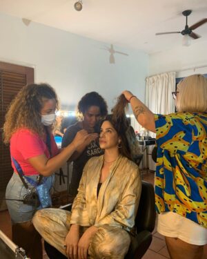 Larissa Bracher Instagram - Essa semana tive a alegria de atuar em uma série nova da @starplusbr . Meus trabalhos me levam a encontrar novos e antigos amigos, e a visitar e revisitar lugares incríveis. Tivemos gravações em Itacoatiara, lugar onde passei muitos verões e alegrias, na casa de uma amiga dos meus pais. Pra minha surpresa, onde era a base da produção?! Ali mesmo, naquele lugar onde achei nunca mais entrar, depois da morte dessa amiga. E de repente, lá estava eu, fazendo o que amo, com pessoas incríveis, em frente ao painel de peixes do artista Bianco.  A vida é mesmo cheia de sincronias…obrigada à querida @vanveiga, pelo convite, a @gubonafe pela direção e alegria e @antonio.irivan pela condução harmoniosa da produção. #atriz #serie #audiovisual #starplusbr