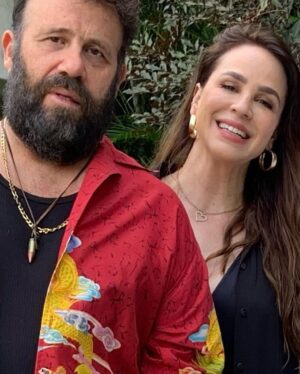 Larissa Bracher Instagram - Essa semana tive a alegria de atuar em uma série nova da @starplusbr . Meus trabalhos me levam a encontrar novos e antigos amigos, e a visitar e revisitar lugares incríveis. Tivemos gravações em Itacoatiara, lugar onde passei muitos verões e alegrias, na casa de uma amiga dos meus pais. Pra minha surpresa, onde era a base da produção?! Ali mesmo, naquele lugar onde achei nunca mais entrar, depois da morte dessa amiga. E de repente, lá estava eu, fazendo o que amo, com pessoas incríveis, em frente ao painel de peixes do artista Bianco.  A vida é mesmo cheia de sincronias…obrigada à querida @vanveiga, pelo convite, a @gubonafe pela direção e alegria e @antonio.irivan pela condução harmoniosa da produção. #atriz #serie #audiovisual #starplusbr