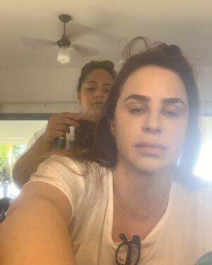 Larissa Bracher Instagram - Essa semana tive a alegria de atuar em uma série nova da @starplusbr . Meus trabalhos me levam a encontrar novos e antigos amigos, e a visitar e revisitar lugares incríveis. Tivemos gravações em Itacoatiara, lugar onde passei muitos verões e alegrias, na casa de uma amiga dos meus pais. Pra minha surpresa, onde era a base da produção?! Ali mesmo, naquele lugar onde achei nunca mais entrar, depois da morte dessa amiga. E de repente, lá estava eu, fazendo o que amo, com pessoas incríveis, em frente ao painel de peixes do artista Bianco.  A vida é mesmo cheia de sincronias…obrigada à querida @vanveiga, pelo convite, a @gubonafe pela direção e alegria e @antonio.irivan pela condução harmoniosa da produção. #atriz #serie #audiovisual #starplusbr