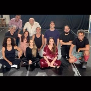 Larissa Bracher Instagram - Trechos da Preparação de elenco para o filme “a Confissão”. Estar no antes que ajuda a estruturar as relações, as composições, o todo. Nossa matéria prima tem emoção, respeito, afeto e leveza. Muito obrigada a cada um de vcs pela confiança. #ameninaquematouospais #aconfissao #carladiaz #leobittencourt #allansouzalima #barbaracolen #amazonprimebr @santaritafilmes #preparacaodeelenco #coachdeatores