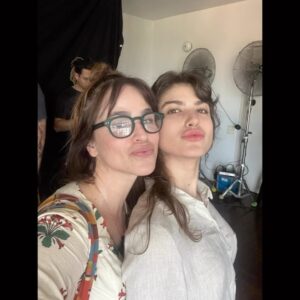 Larissa Bracher Instagram - Preparação de elenco e coordenação de intimidade do filme “o Maníaco do Parque”. Semanas intensas de dedicação, amor, estudos, dinâmicas, criatividade, acolhimento e pesquisas. Quem me conhece sabe como amo meus trabalhos pq eles me conectam (ou reconectam) a talentos que se tornam amigos. Obrigada a toda equipe e elenco. Amaria ter fotos com todos, mas falta muita gente querida nessas imagens! Axé! Direção @mauricioeca . produção @marcelobragacardoso @amazonprime @amazonprimebrasil @santaritafilmes direçãode arte @dedourado #cinemanacional #arte #cinema @montenegrotalentsoficial #preparacaodeelenco #coordenacaodeintimidade