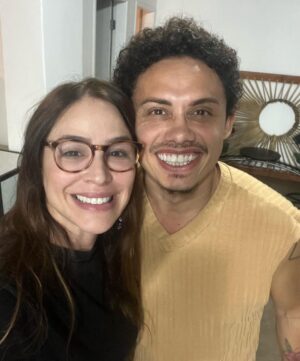 Larissa Bracher Instagram - A função de preparadora de elenco me deu e dá muitas alegrias… ajudar meus parceiros atores a encontrar novas fisicalidades para se tornarem “outros” é uma paixão inesgotável. Mudar voz, o jeito de falar, de andar, mimetizar outra pessoa, ajudar a compor, me interessa muito. Tudo se torna ainda melhor quando o trabalho é com atores do naipe desse meu novo amor, o talentoso e generoso @silveropereira ! Hoje saiu matéria no @jornaloglobo (link nos stories) e ele conta um pouco mais sobre esse processo. No filme “o Maníaco do Parque” sou responsável tb pela coordenação de intimidade, função necessária para que todos estejam protegidos em cenas de nudez e interação íntima. O tema que abordamos exige pesquisa, dedicação, seriedade e muito, muito  respeito.  Que bom q somos uma equipe amorosa e do bem! #omaniacodoparque #santaritafilmes #amazonprime #cinemanacional