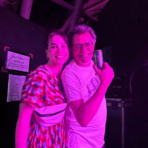 Larissa Bracher Instagram - Flagra do amigo-irmão @andre_abujamra nos bastidores do show de aniversário do outro amigo-irmão @oficialchicocesar ! Eu e meu amigo-paixão @paulinhomoska 🥰