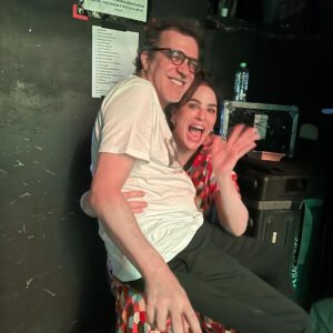 Larissa Bracher Instagram - Flagra do amigo-irmão @andre_abujamra nos bastidores do show de aniversário do outro amigo-irmão @oficialchicocesar ! Eu e meu amigo-paixão @paulinhomoska 🥰