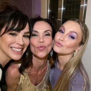 Larissa Bracher Instagram - Aniversário dessa talentosa e amada amiga @carladiaz ! Por pouco não estivemos juntas em chiquititas, Mas foi nos 3 filmes que fizemos juntas- eu como preparadora de elenco, ela como atriz (a menina que matou os pais, o menino que matou meus pais e a confissão) que tive o prazer de conviver com essa luz maravilhosa de pessoa! Na festa, encontrei amigos das  2 “famílias” em comum: a família Chiquititas (representada por minha amiga e comadre @flaviamonteiro ) e a família da trilogia dos filmes. Amei estar c vcs todos! Seja muito, muito feliz, amada Carlinha! #carladiaz #carladiazon #chiquititas