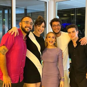 Larissa Bracher Instagram - Aniversário dessa talentosa e amada amiga @carladiaz ! Por pouco não estivemos juntas em chiquititas, Mas foi nos 3 filmes que fizemos juntas- eu como preparadora de elenco, ela como atriz (a menina que matou os pais, o menino que matou meus pais e a confissão) que tive o prazer de conviver com essa luz maravilhosa de pessoa! Na festa, encontrei amigos das  2 “famílias” em comum: a família Chiquititas (representada por minha amiga e comadre @flaviamonteiro ) e a família da trilogia dos filmes. Amei estar c vcs todos! Seja muito, muito feliz, amada Carlinha! #carladiaz #carladiazon #chiquititas