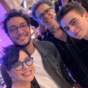 Larissa Bracher Instagram - Aniversário dessa talentosa e amada amiga @carladiaz ! Por pouco não estivemos juntas em chiquititas, Mas foi nos 3 filmes que fizemos juntas- eu como preparadora de elenco, ela como atriz (a menina que matou os pais, o menino que matou meus pais e a confissão) que tive o prazer de conviver com essa luz maravilhosa de pessoa! Na festa, encontrei amigos das  2 “famílias” em comum: a família Chiquititas (representada por minha amiga e comadre @flaviamonteiro ) e a família da trilogia dos filmes. Amei estar c vcs todos! Seja muito, muito feliz, amada Carlinha! #carladiaz #carladiazon #chiquititas