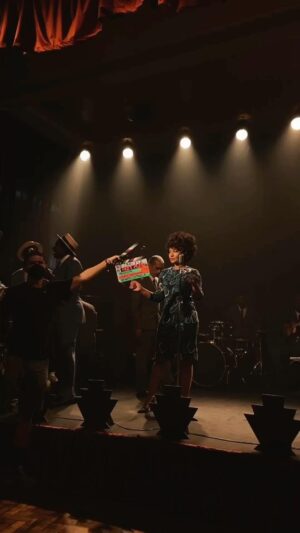 Larissa Luz Instagram - Cantar, ser, viver Elza sempre será parte de mim! Amanhã  e  sábado tem Tributo a Elza no @sescvilamariana ! E @mussumofilme já tá disponível nas plataformas digitais! 🩷Cola com a gente!