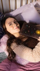 Larissa Manoela Instagram - A partir da próxima quarta, 14 de fevereiro, a comédia romântica ‘Tá Escrito’ chega ao catálogo do Globoplay, estrelada por mim e grande elenco 💜 Com elementos do universo astrológico, o filme de Matheus Souza mistura leveza e diversão ao contar uma trama jovem adulta que tem Alice, interpretada por mim, como personagem principal. Para ela, os astros não estão colaborando com sua história. Até que Alice é surpreendida ao receber um livro com instruções instigantes, prometendo que todas as previsões escritas nas páginas vão virar realidade. É assim que a jovem se torna um fenômeno online. O elenco é composto ainda por André Luiz Frambach, Victor Lamoglia, Caroline Dallarosa, Kevin Vechiatto, Emira Sophia, Richard Abelha, Hamilton Dias, Vittoria Tosi e Thuany Parente, além das participações especiais de Karine Teles e Cazé Pecini. Com roteiro de Matheus Souza, Thuany Parente e Mariana Zatz, o longa tem produção da Paris Entretenimento, em coprodução com a Globo Filmes e Globoplay, e distribuição da Paris Filmes. CORRE ASSISTIR!