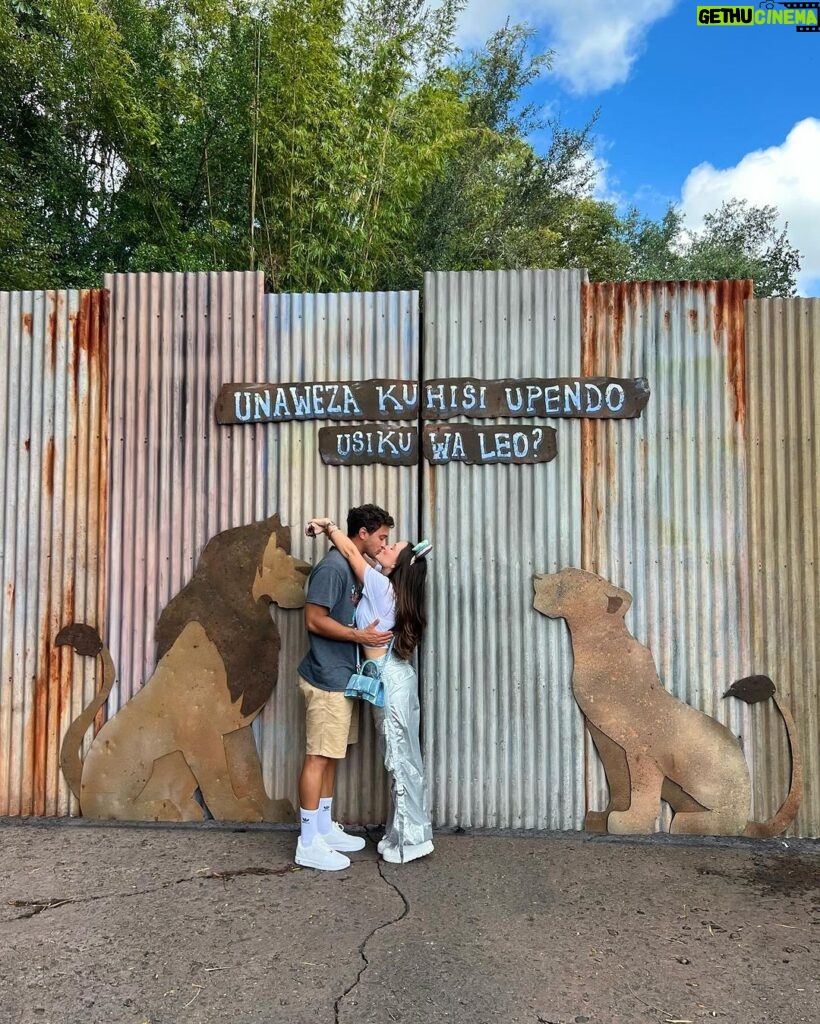 Larissa Manoela Instagram - The life is good 💚 @disneyworld.brasil Animal Kingdom, Disney World, FL