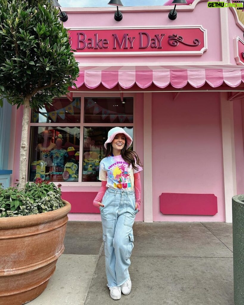 Larissa Manoela Instagram - Candy color days 🩵🩷🩶💛 @universaldestinationsbrasil Universal Orlando Resort