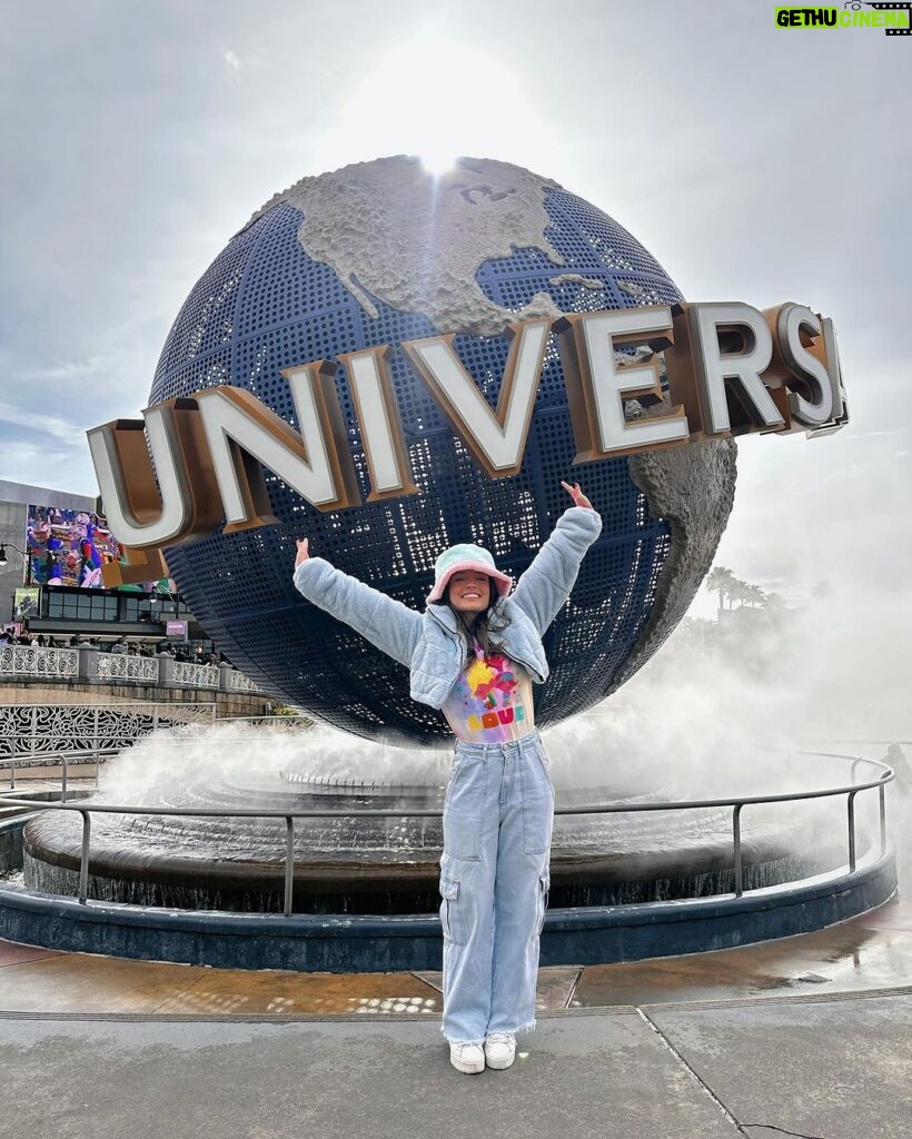 Larissa Manoela Instagram - Candy color days 🩵🩷🩶💛 @universaldestinationsbrasil Universal Orlando Resort