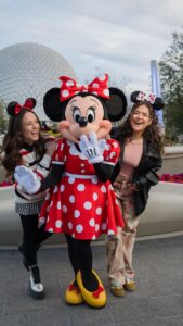 Larissa Manoela Instagram - O encontro mágico finalmente veio aí! Walt Disney World Resort com Minnie Mouse, @maisa e @larissamanoela fica muito mais especial ❤️