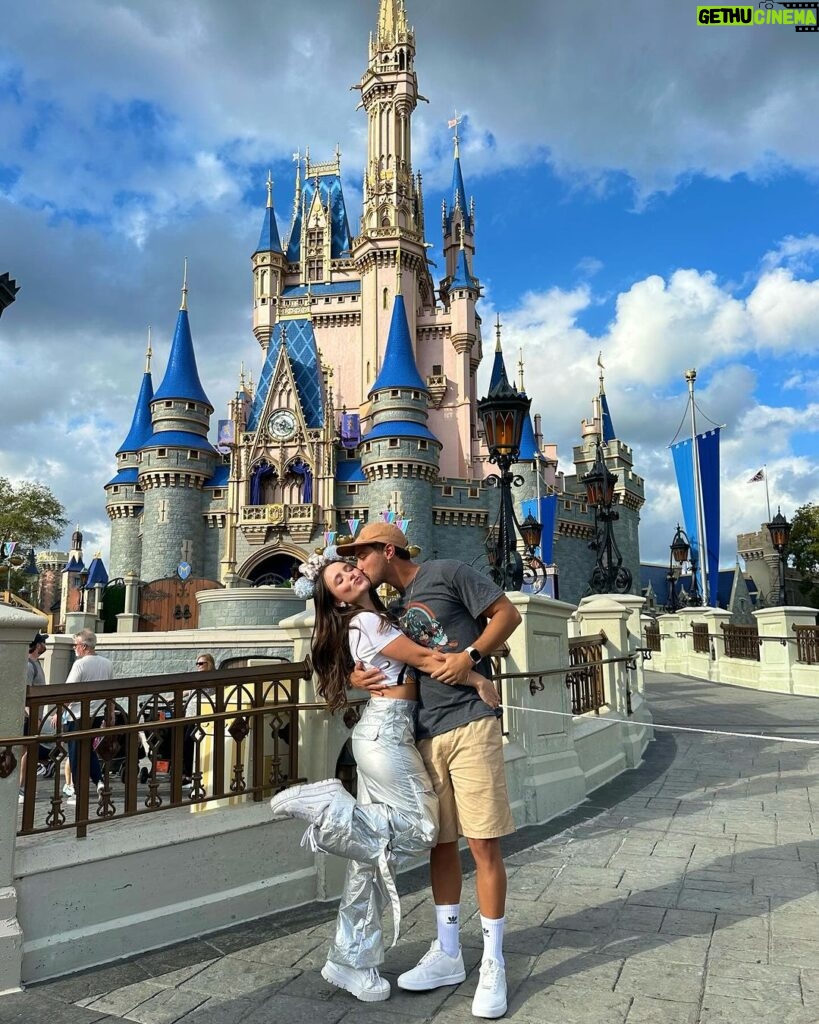 Larissa Manoela Instagram - O universo capricha mesmo! Casei com um apaixonado por Disney como eu 😝🩵 Magic Kingdom Park Disney World