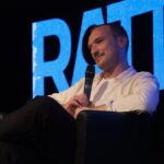Lars Paulsen Instagram - ⁣Ach, das war schön! Ich war sehr aufgeregt. Lange nicht mehr auf einer Bühne gestanden. Das Publikum war aber so unglaublich nice, dass es letztlich einfach nur Spaß gemacht hat. Wir sind kein sonderlich großer Podcast, aber die Leute, die uns hören und Tickets kaufen, sind solche⠀ Schnuffis ey! Wir sehen uns Freitag in Berlin!⠀ ⠀ ⠀ Großes Dankeschön auch an die Ultra-Schnuffis @johannaction für die Hilfe und @timo_zocholl für die Fotos! Ebenfalls Danke an den @kentclubhamburg für die Gastfreundschaft und @heavygermanshit für die Orga! Küsse gehen raus! KENT Club