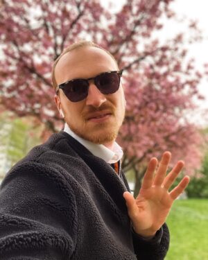 Lars Paulsen Instagram - Folgendes ich wollte euch nur mal schnell fragen, ob ihr mich hot findet und wenn ja, dann dürft ihr swipen, der Gruß geht raus an euch dann 🙋‍♂️