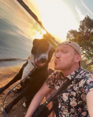Lars Paulsen Instagram - Hatte vorhin den Gedanken, dass dieser Köter ja von Kroatiens Straßen ins Tierheim kam und er deshalb nie wirklich „Eltern“ hatte und ich mache ja gerade Elternzeit und hab dabei auch mehr Zeit für Doggo und deshalb ist das für ihn, als hätte ich seinetwegen Elternzeit genommen und wer hat jetzt was im Auge? 🥲
