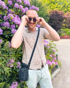 Lars Paulsen Instagram - Ich bin wie die Hortensien im Hintergrund: eigentlich ein Rhododendron. 💭