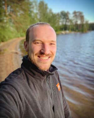 Lars Paulsen Instagram - Ja, es stimmt! Ich war als Kandidat der ersten Staffel 7 vs Wild eingeplant und anfangs auch dabei. Doch weigerte ich mich zu Beginn der Produktion, vom Boot ins Wasser zu springen. Ich bestand darauf, ans Ufer geschifft zu werden, da ich das Wasser als „ein wenig zu frisch“ erachtete. Nach nur fünfzehn Minuten hatte mich dann eine listige Stechmücke an einer äußerst ungünstigen Stelle zwischen den Zehen gestochen. Genüsslich bediente sie sich wohl an meinem Blut. Einer solchen Gefahr wollte ich nicht länger ausgesetzt sein. Ich entschied mich zum Abbruch. Unvernünftig, wer da weitermachte. Die Produzenten der Sendung entschieden, mich komplett rauszuschneiden. Ich befürchte, dass sie das mittlerweile, nach meinem großen Durchbruch, bereuen. Selbst schuld!