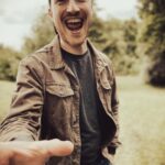 Lars Paulsen Instagram - Der Moment, wenn dir dein Handy mit dem Antanztrick geklaut wird.